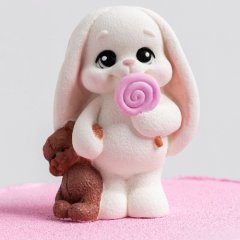 Фигурка из шоколадной глазури "Зайка с медвежонком" 