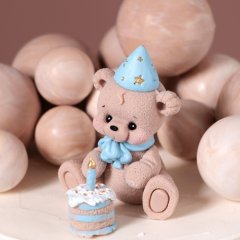 Фигурка из шоколадной глазури "Медвежонок с тортом" 